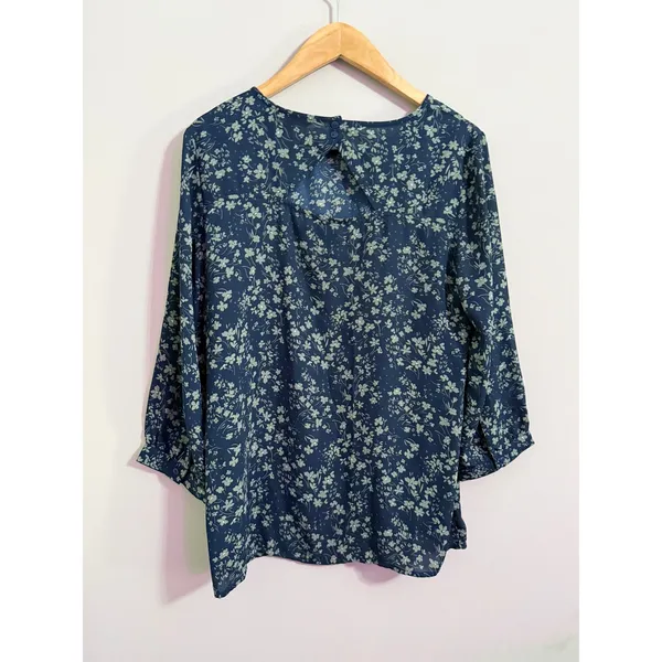 41 Hawthorne Blue Floral Print Blouse Women's Size M‎ Keyhole Back 3/4 Sleeve - Image 4