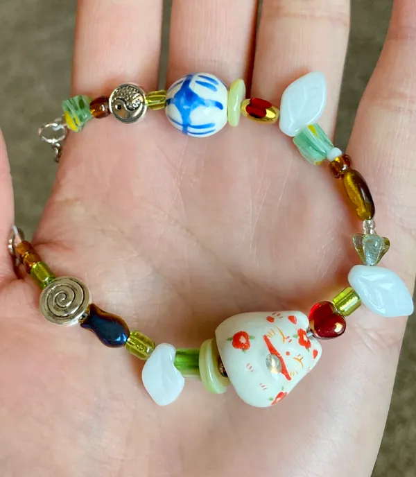 Handmade Kawaii porcelain maneki-neko (lucky cat) & Czech glass beads mix unisex necklace/choker💚🐈🌿 - Image 3