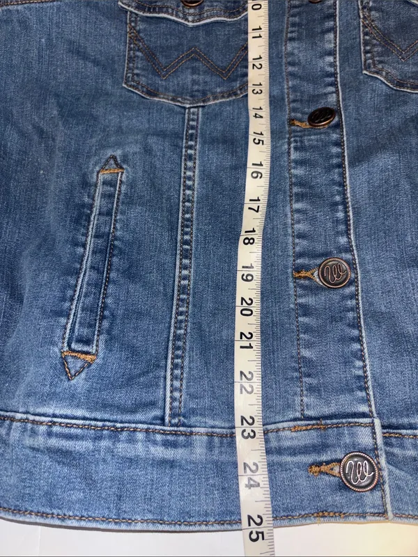 Wrangler Blue Jean Jacket Large 4 Pockets In Front Buttons Have W On Them - Image 8
