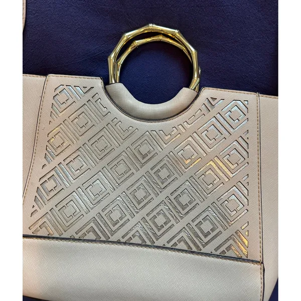 Liz Claiborne Beige Saffiano Crossbody Bag Bamboo Handle Geometric Metallic - Image 2