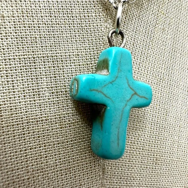 Howlite cross pendant necklace - Image 3