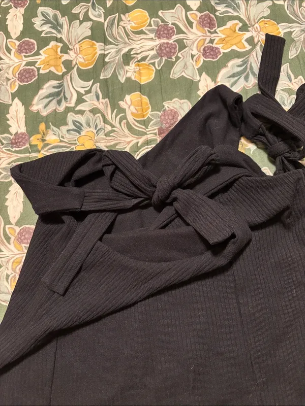 Old Navy Black Ribbed V-Neck Tie-Shoulder Bodysuit - Image 3