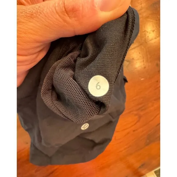 Lululemon black scoop neck tank size 6 - Image 3