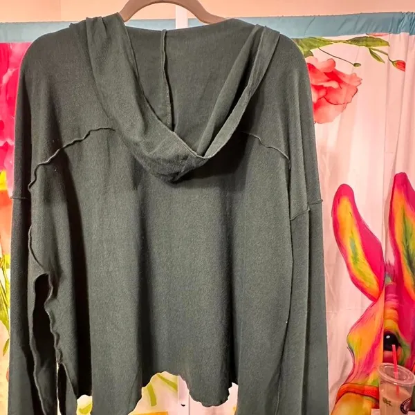 S178. Ces Femme green long sleeve top with hood. Size L - Image 3