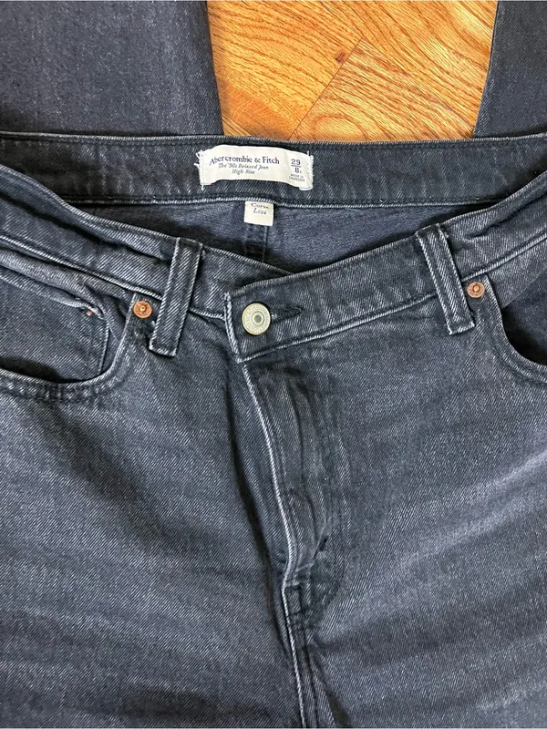 Abercrombie and Fitch 90s Curve Relaxed High Rise Jean Cross Waist Black/Grey 29 - Image 4