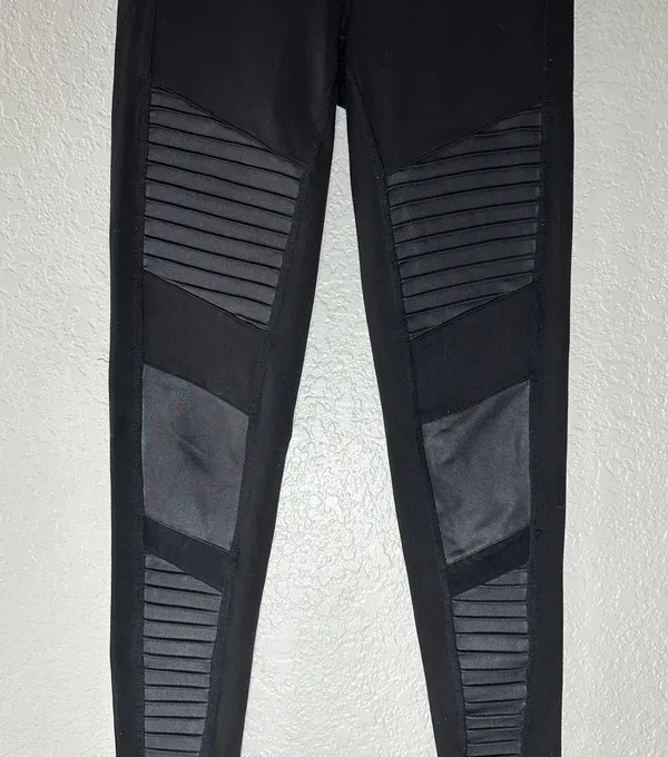 Alo Mid Waisted Moto Leggings Black Size XS. Heavy wear condition - Image 6
