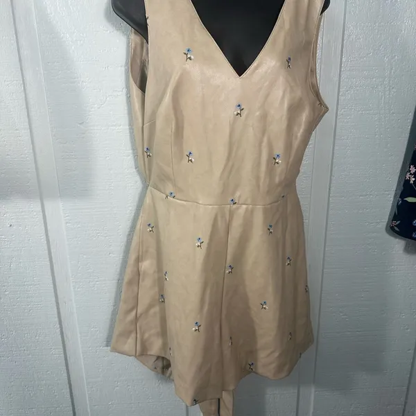 Avec Les Filles' Tan Sleeveless Faux Leather Romper Size Large NWT - Image 3