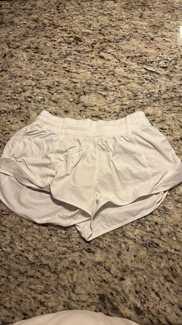 Lululemon Shorts Hotty Hot 2.5" - Image 3