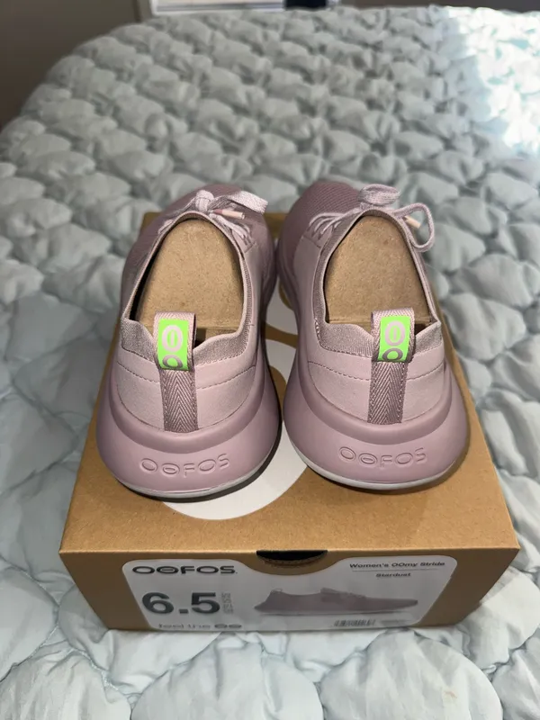 Oofos Pink Size 6.5 - Image 4