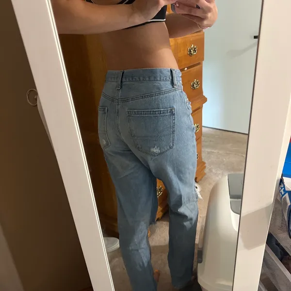 Light Wash Ripped American Eagle Mom Jeans size 6 - Image 8
