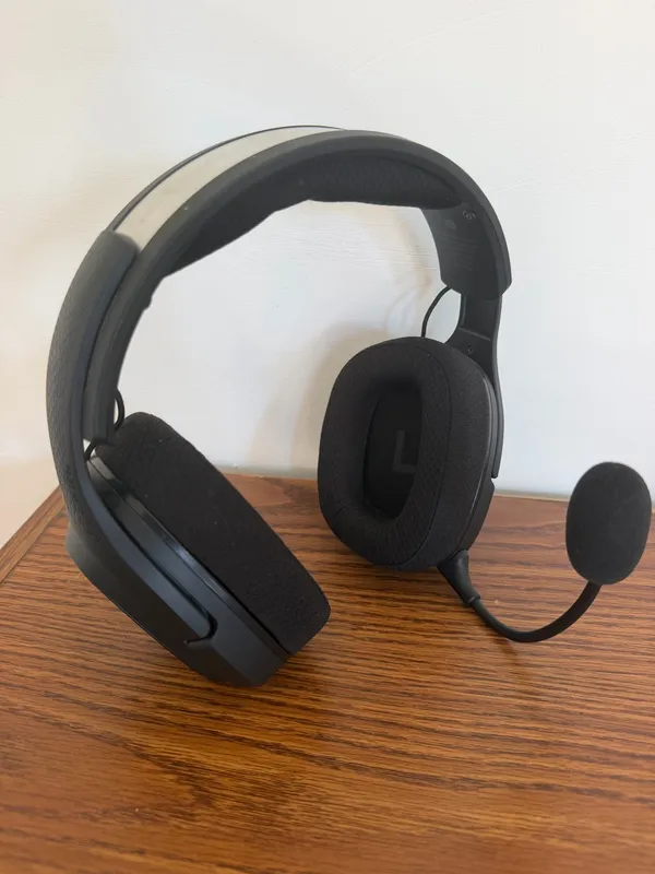 Wireless Gaming Headset with Detachable Microphone – RGB LED - Image 2