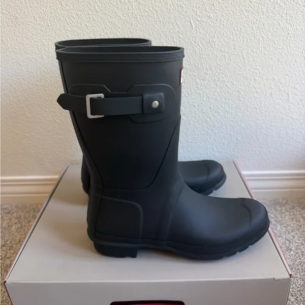 Hunter Original Short Rain Boots in Matte Black- Size 9- New in Box - Image 2
