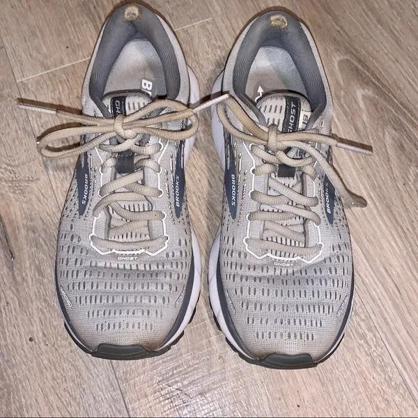 Brooks ghost Grey woman’s 7.5 running shoes - Image 6