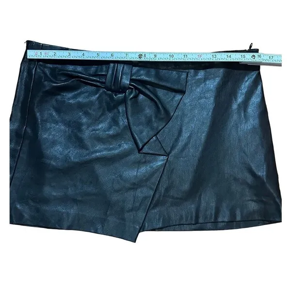 Zara black‎ faux leather mini skirt with bow detail sz M - Image 6