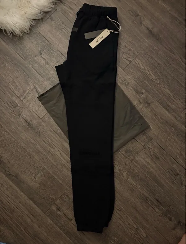 Essentials Small Black Fear of God sweatpants - Image 2