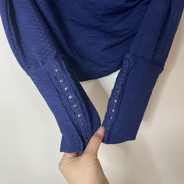NEW! Free People side cinch long sleeve vneck top in blue size small $98 - Image 5