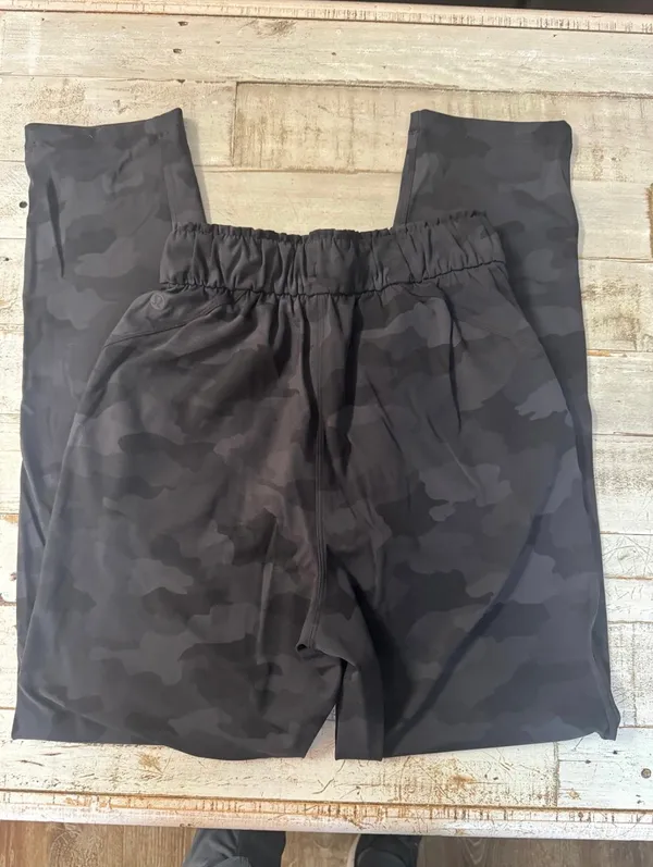 Lululemon Size 2 Keep Moving Pant Black Gray Camo - Image 4