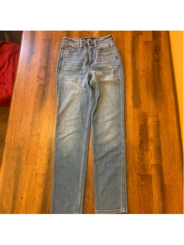 High waisted blue jeans with a straight leg, perfect for a casual look - Image 4
