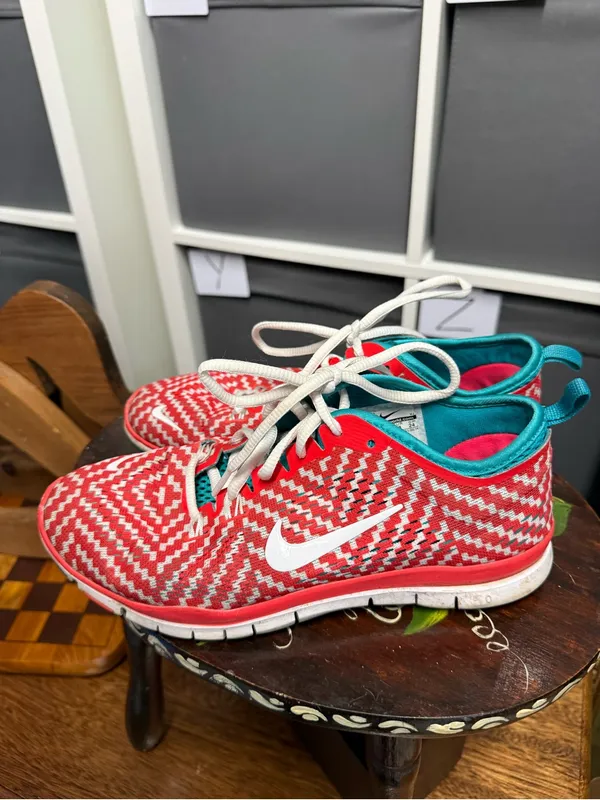 Nike Free 5.0 TR Trainer Fit Red and White Zigzag Patterned Sneakers - Image 4