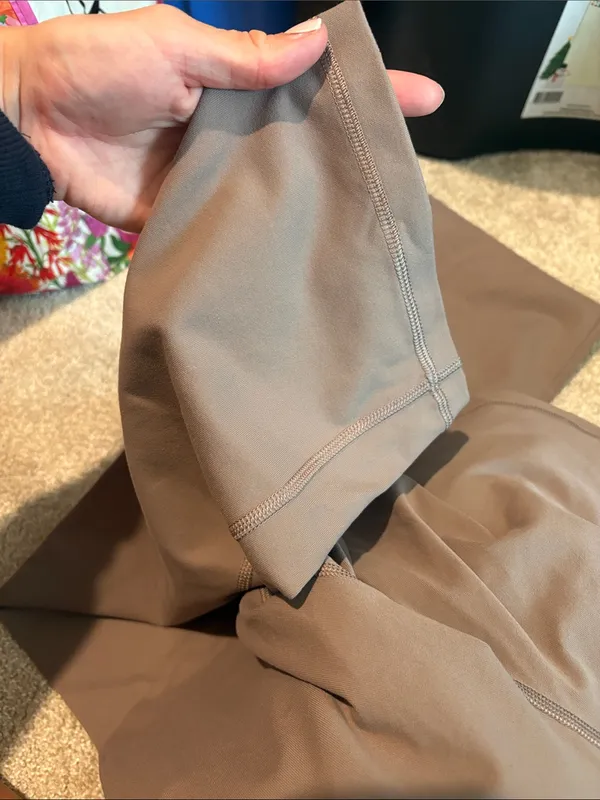 NWOT Aritzia TNAction taupe wide leg flare performance leggings size medium - Image 3