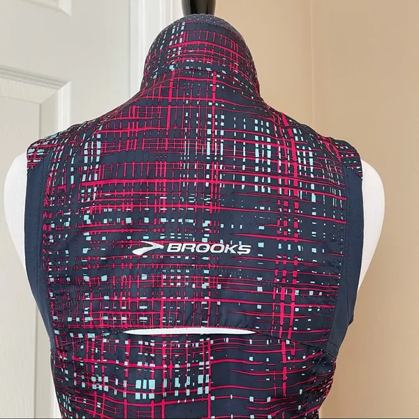 Brooks Running Shelter Technology Vest XS - Image 7