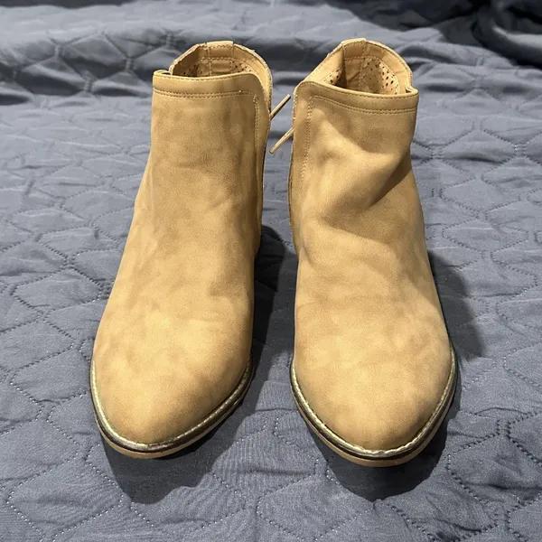 madden Women’s shoes ankle Boots heels beige tan zip up size 6.5 suede - Image 10
