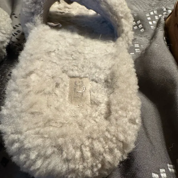 UGG Cozy Cream Fuzzy Slippers very worn as shown still wearable Women’s size 7 - Image 4