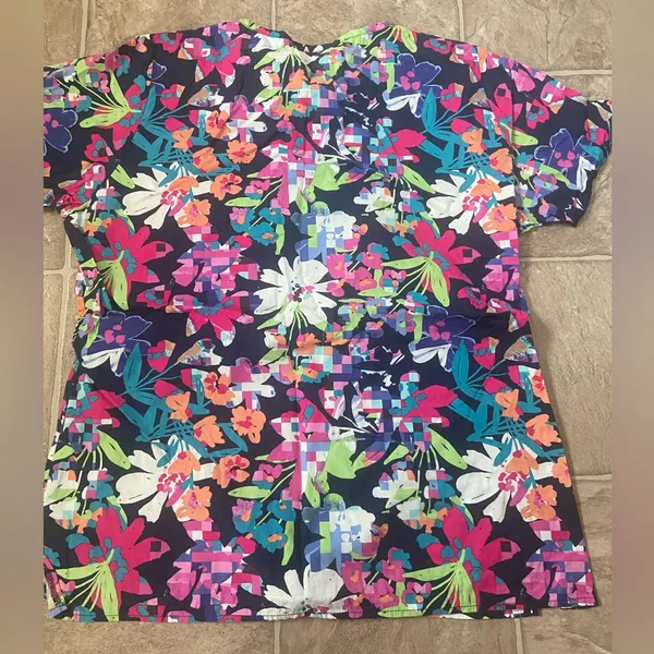 WonderWink Multicolor Floral V-Neck Scrub Top - Image 3