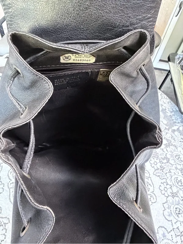 Classic Black Leather Backpack - Image 3