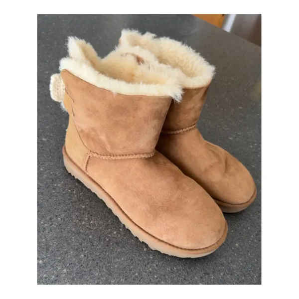 UGG Mini Bailey Knit Bow Boots in classic chestnut suede size 8 - Image 4