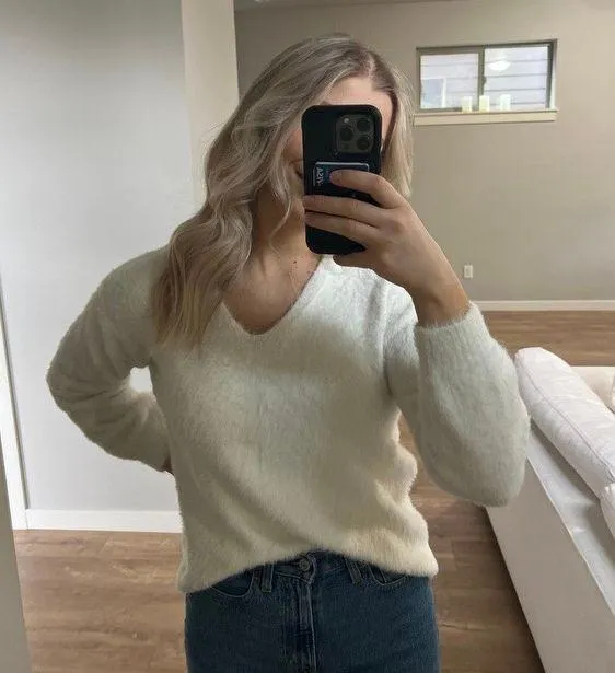 H&M Fluffy V-neck Sweater Size XS - Image 3