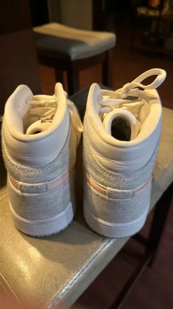 Air Jordan Women’s Nike 9.5 - Image 2