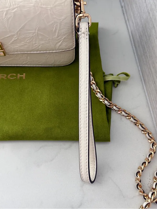 Tory Burch crinkle Cream patent leather Logo Crossbody/wristlet strap Preloved - Image 7