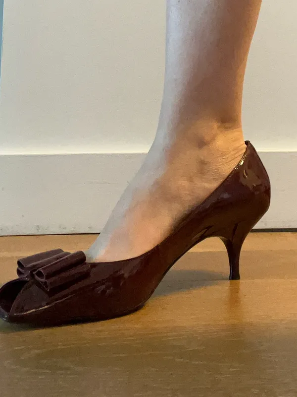 Via Spiga Burgundy Patent Bow-Accent Pointed Pump kitten heel used - Image 2