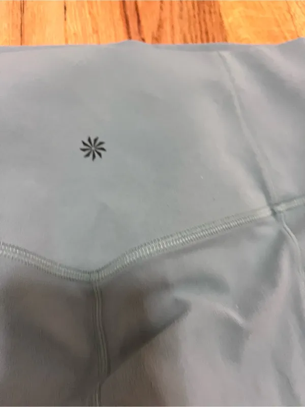Athleta Salutation Stash Pocket 7/8 Tights size S - Image 3