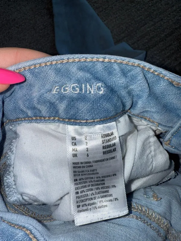 American Eagle Distressed Jeans Size 2 - Image 3