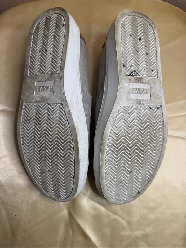Toms Men’s Slip-On Loafers in Light Gray Canvas with Tan Heel - Image 5