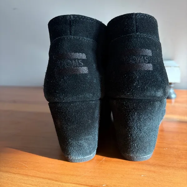 TOMS‎ Desert Wedge Black Suede Lace Up Ankle Booties Womens 7 Round Toe Chukka - Image 5