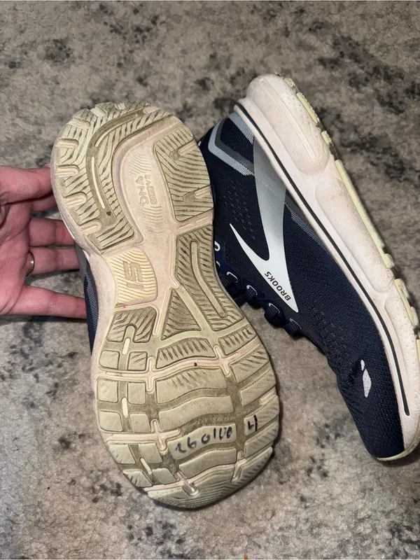 Brooks Navy and White Running Sneakers - Image 6
