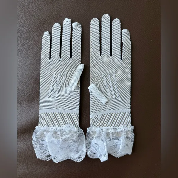 Elegant White Fascinator and Gloves Set - Image 4