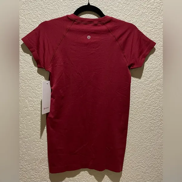 Lululemon NWT Swiftly Tech Short Sleeve 2.0 Hip Length Red Size 6 - Image 4