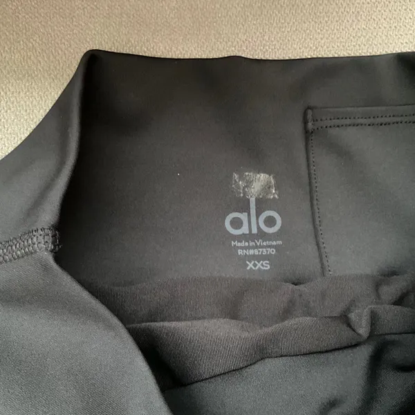 Alo Yoga Gold Medal Short Black XXS - Image 4
