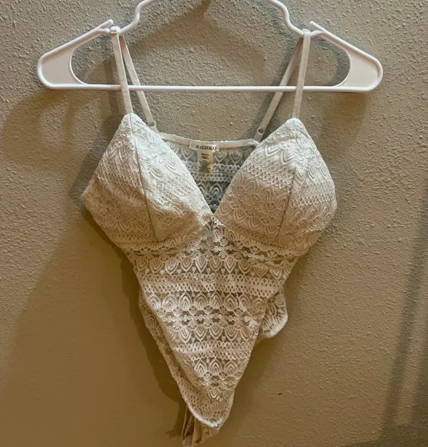 Bozzolo White Lace Intricate Sheer Bodysuit - Size Medium - Image 4