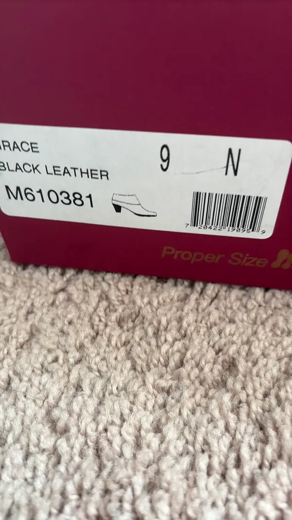 Black leather boots Munro size nine real leather - Image 6