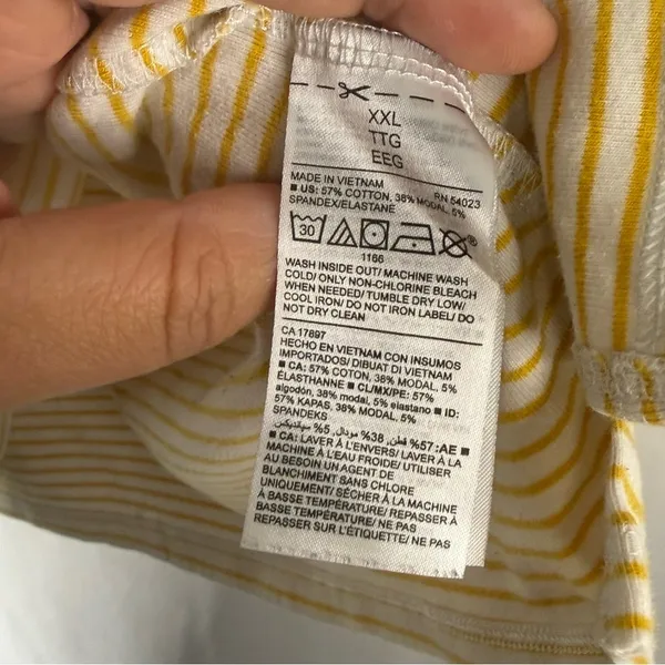 Old Navy Woman’s White and Mustard Colored Striped Short Sleeve Tee - Medium - Image 6