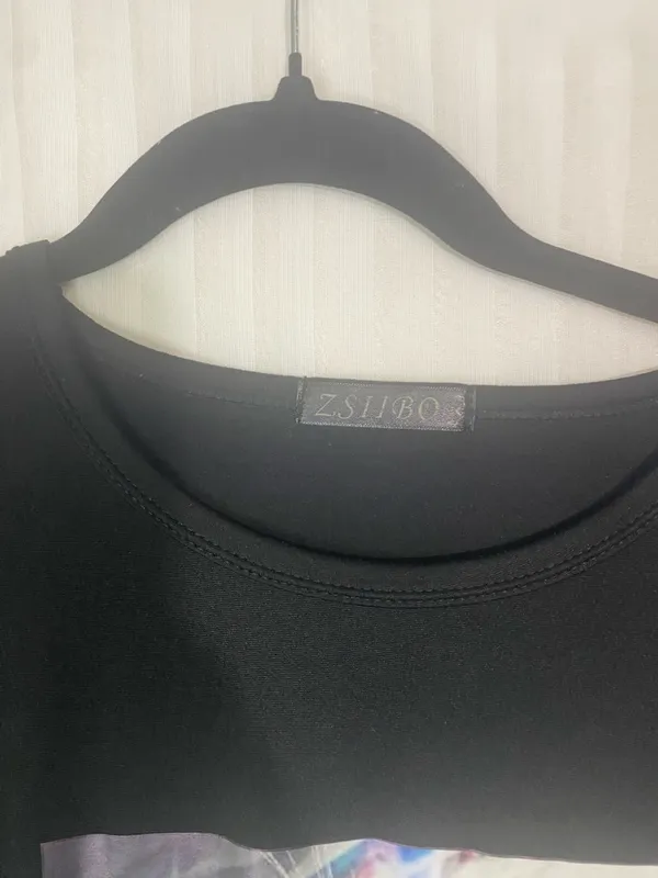 Black Cat Graphic Tee with Playful Kitten Print Size L - Image 3