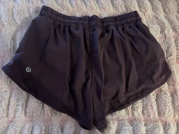 Lululemon Hotty Hot Shorts Low-Rise 2.5" - Image 2