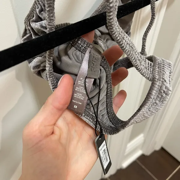 SKIMS Velvet Bra - Image 4
