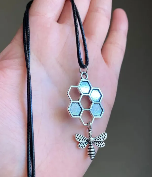 Handmade antique silver tone BEE retro vintage boho chic aesthetic necklace🐝 - Image 2