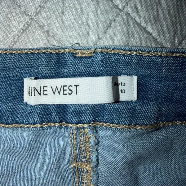 Nine West Slimming Pocket Denim Shorts Frayed Hem Jean Size 10 Medium Wash - Image 3